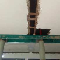 Sector de cielorraso abierto durante una reparación