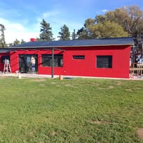 Fachada exterior terminada con pintura roja