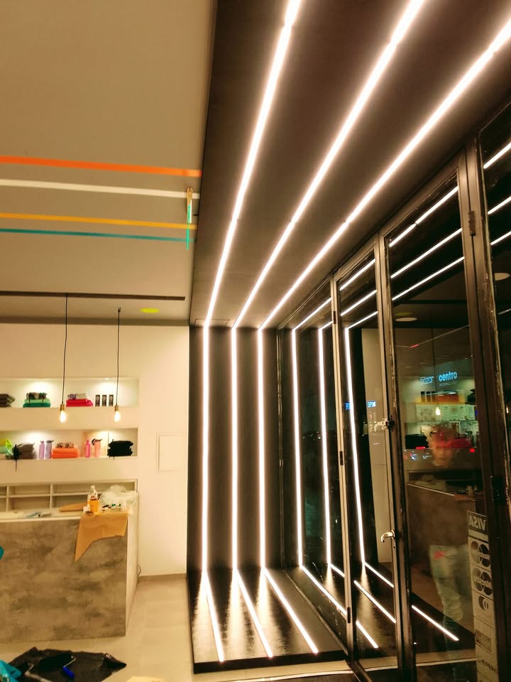 Detalle de iluminación lineal en local comercial