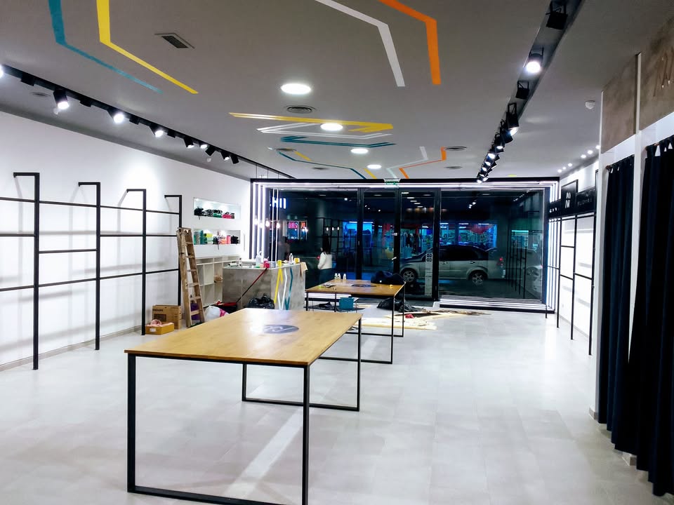 Vista general de local comercial con cielorraso e iluminación terminados
